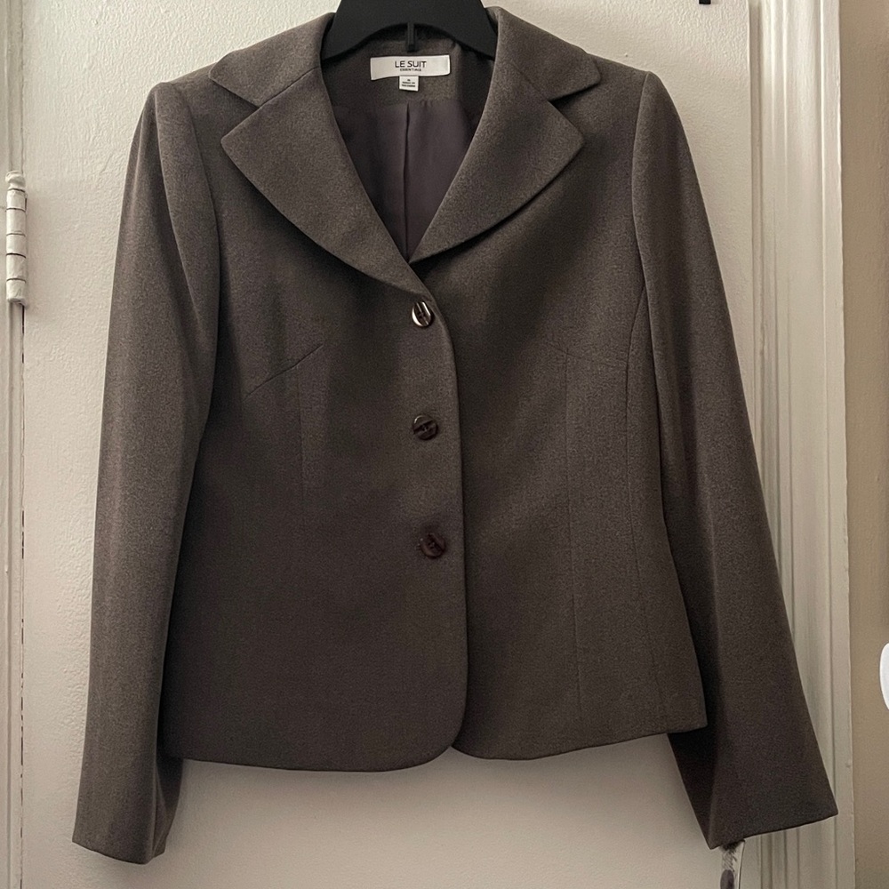 Le Suit essentials Women's 6 brown New with tags $200